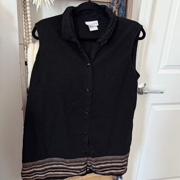 Jaclyn Smith Tops - Jaclyn Smith Black Sleeveless Button-Front Top with Striped Hem